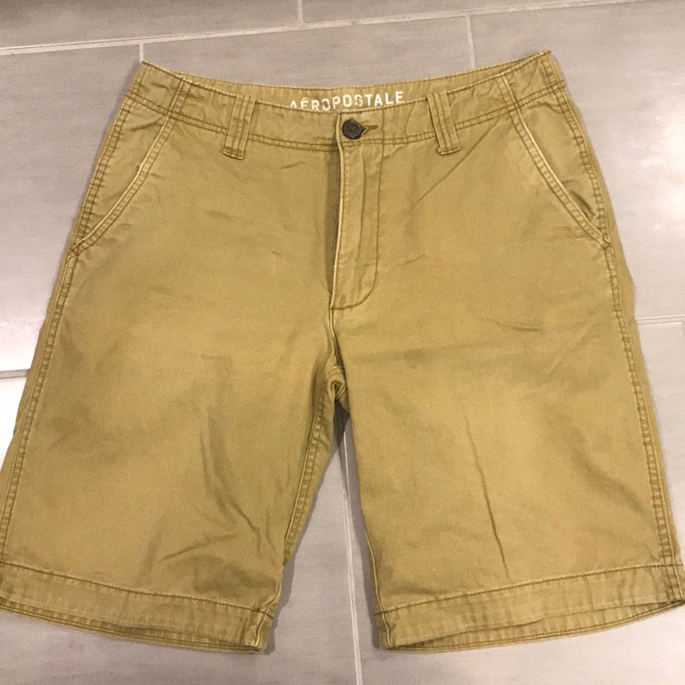 Men’s khaki shorts